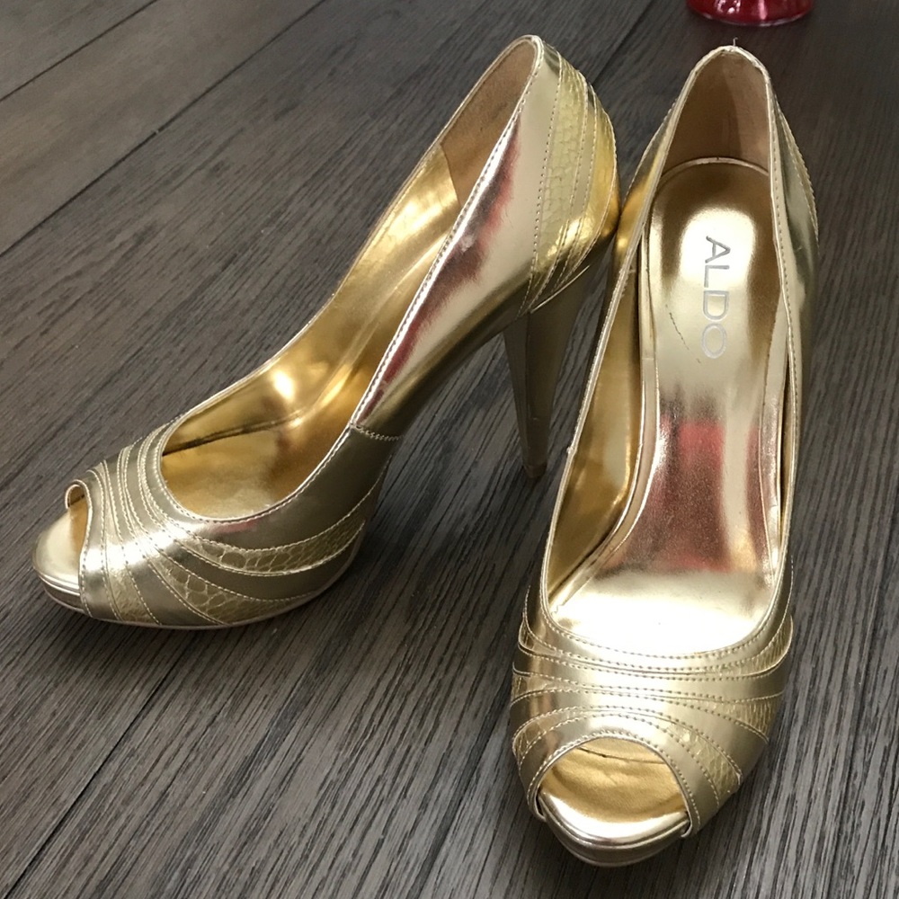 Size 8 Aldo gold heels